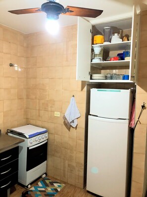 Cafeteira/chaleira, talheres/pratos/utensílios de cozinha