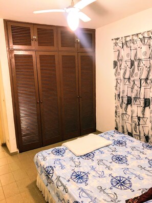 2 عدّة غرف نوم ومكواة/لوح كي وملاءات أسرّة