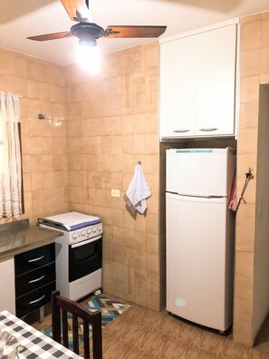 Cafeteira/chaleira, talheres/pratos/utensílios de cozinha