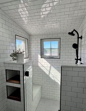 Dusche, Haartrockner, Handtücher, Seife