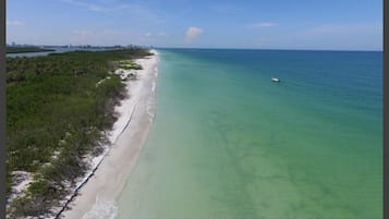 Beach nearby, sun-loungers, beach towels