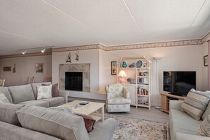 TV - DS203 Ocean-Front Condo with Pool and Ocean Views! (Nags Head)
