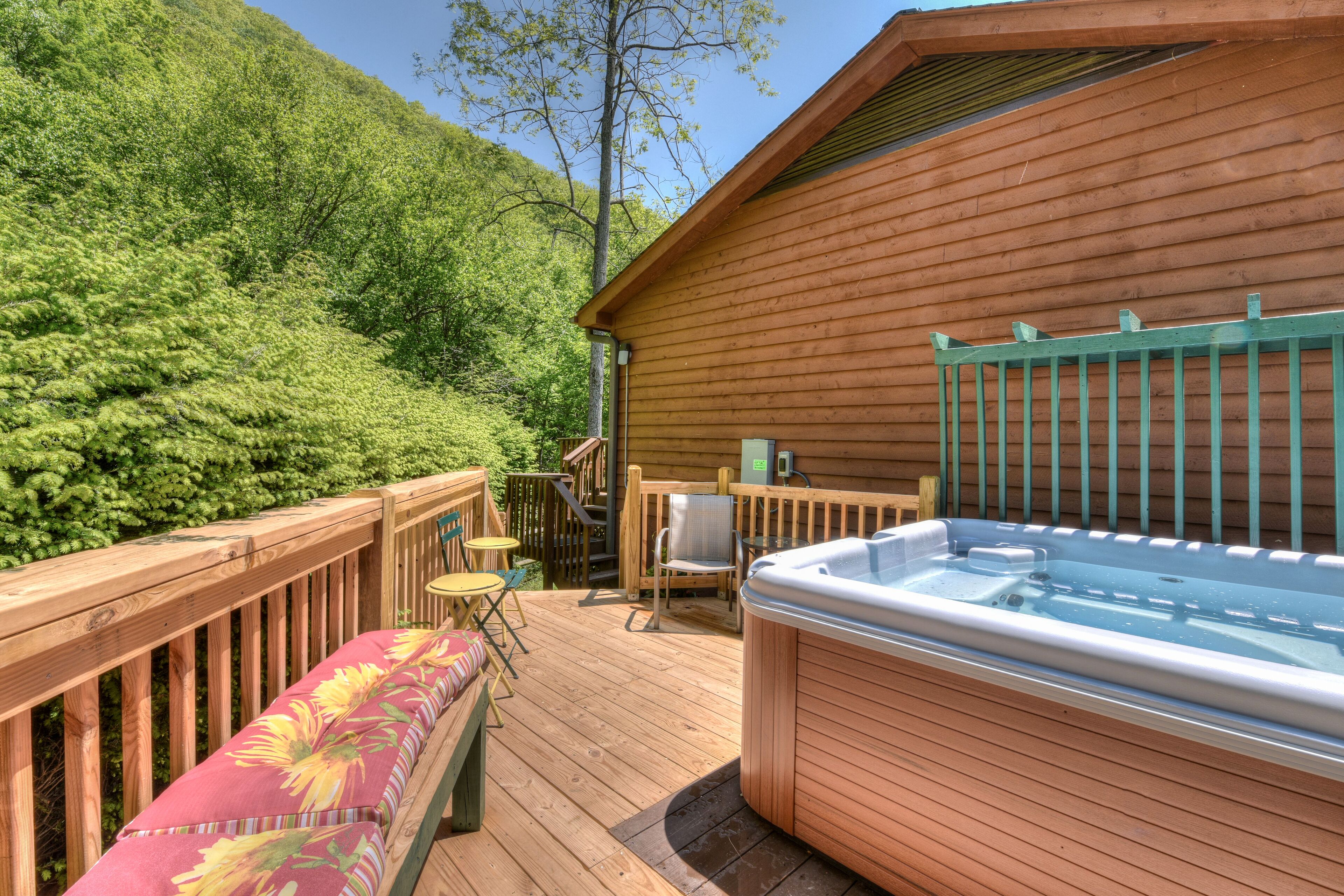 On Jonathan Creek!  Family Oriented!  Small Dogs Accepted!  Close to Everything!