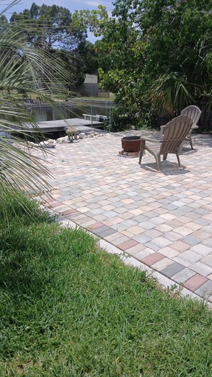 Terrace/patio - WATERFRONT! AUGUST Special,New Remodel 2/2 Kayak the Gulf, see dolphins, manatee (Hudson)
