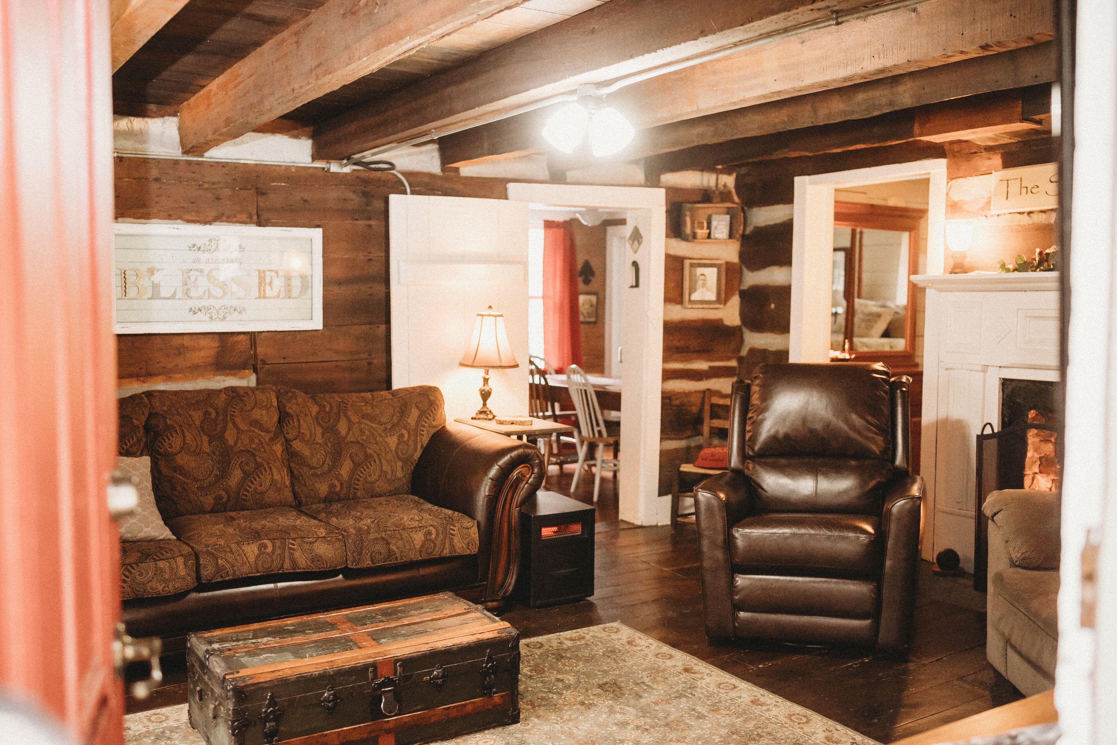 Smart TV, chimenea, reproductor de DVD y libros 