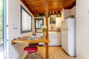 Fridge, microwave, oven, stovetop - Ocean Beach #2 ‘Garden’ Cozy Cottage - Walk to the beach! (San Diego)