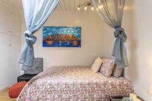 1 bedroom, WiFi, bed sheets - Ocean Beach #2 ‘Garden’ Cozy Cottage - Walk to the beach! (San Diego)