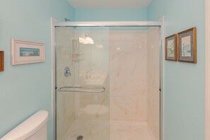 Shower, towels - High Life on IOP  Studio + Sleeper,1 blk to beach, (Isle of Palms)