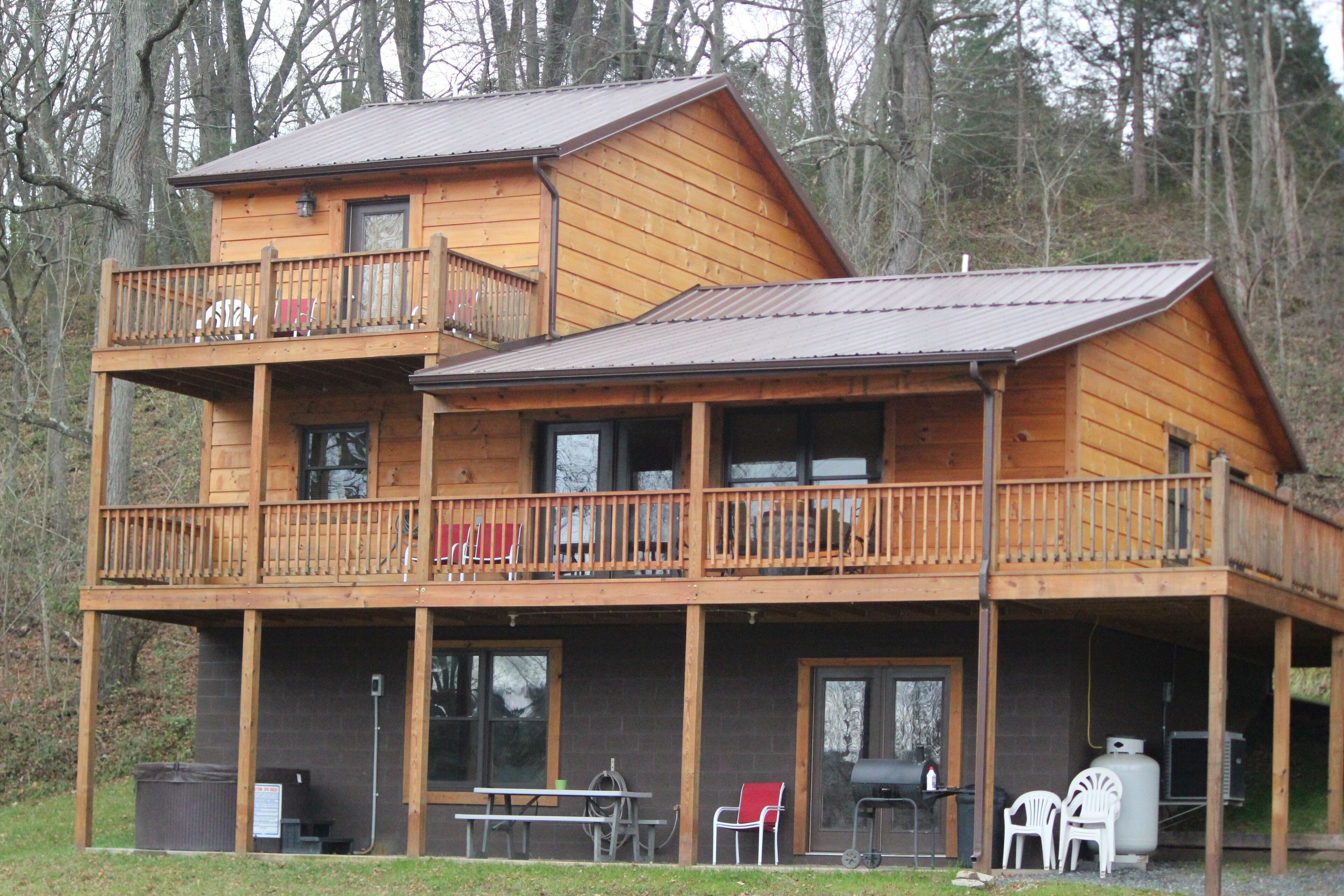 A log siding cabin sleeps 6 comfy.<br>