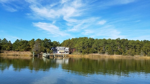 Une propriété au bord du lac, avec un quai et une maison.