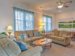 Smart-TV, DVD-spiller, leker og bøker