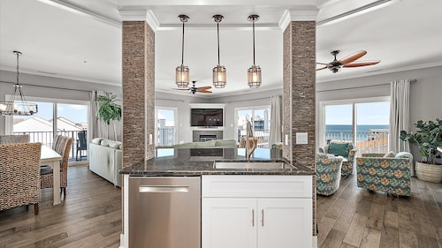 🏖️ 5 Bedroom Penthouse Ocean Views, Renovated, Pool, Stunning Ocean Views🏖️