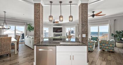 Kaunis kokonaan uusittu kattohuoneisto, josta on upeat näkymät ja 1 mh rannalta w / suuri uima-allas