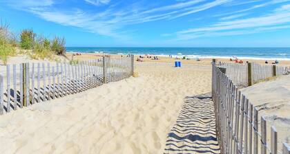 Kaunis kokonaan uusittu kattohuoneisto, josta on upeat näkymät ja 1 mh rannalta w / suuri uima-allas