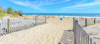 Mooi volledig afgewerkt penthouse met prachtig uitzicht en 1 blk naar strand met groot zwembad