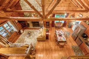 تلفزيون، مدفأة، مشغل دي في دي، كُتُب