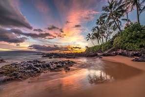 A beach with a sunset, palm trees, and rocky shoreline. - Beautiful 1BR Poolside Condo E141 w/AC, Sleeps 4, Near Napili Bay & Turtle Cove (Lahaina)