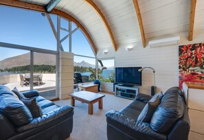 Flachbildfernseher, Kamin, DVD-Player, Stereoanlage