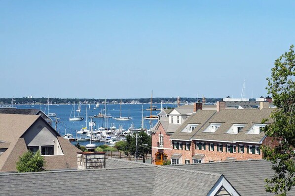 A marina with boats, residential buildings, and a clear sky. - 4 Balconies, Water Views, Fireplace, Kitchen - Great For Groups (Newport)