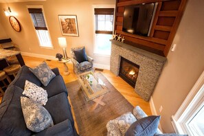 TV - Open Concept w/ Fireplace, 5 min to Mansions (Newport)