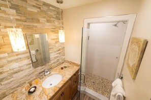 Bathroom - Open Concept w/ Fireplace, 5 min to Mansions (Newport)