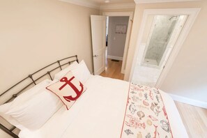 2 bedrooms, iron/ironing board, Internet - Open Concept w/ Fireplace, 5 min to Mansions (Newport)