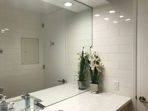 Dusche, Haartrockner, Handtücher, Seife