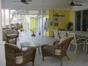 Outdoor dining - Luxury Beach--front house, perfect location! Cable Beach BEAUT! Walk to Baha Mar (Cable Beach, Nassau)