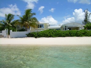Plage, chaises longues, serviettes de plage