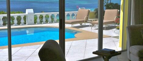 Una piscina al aire libre, una piscina climatizada