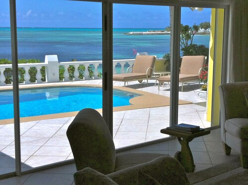 Luxury Beach--front house, perfect location! Cable Beach BEAUT! Walk to Baha Mar