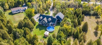 Chateau Jan - Walkout Apartment on 2.65 Acres (Child Friendly)