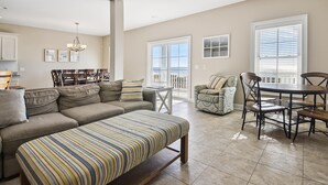 TV - One Happy Place, Luxury Oceanfront House in Cherry Grove, Pool and Spa (North Myrtle Beach)