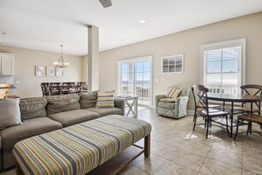 TV - One Happy Place, Luxury Oceanfront House in Cherry Grove, Pool and Spa (North Myrtle Beach)