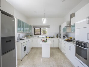 Kühlschrank, Mikrowelle, Ofen, Geschirrspüler