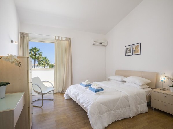 6 bedrooms, desk, iron/ironing board, free WiFi