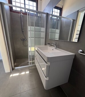 Bañera, secador de pelo, bidet, toallas
