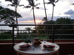 Outdoor dining - Stunning views over the Pacific Ocean (Lahaina,)
