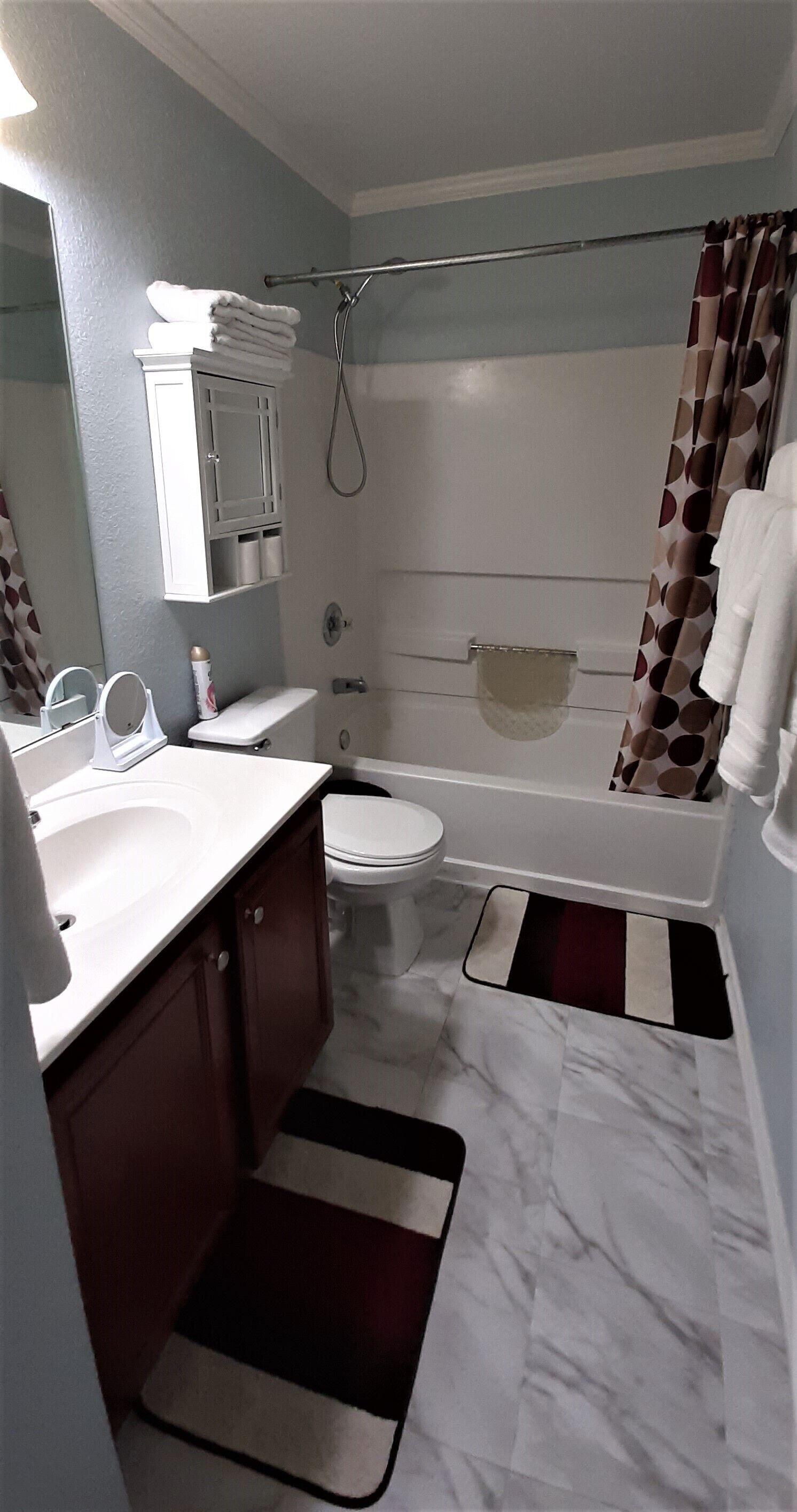 Un bagno con il water, un lavandino, uno specchio e una vasca da bagno.