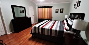 3 habitaciones, tabla de planchar con plancha y cuna de viaje 