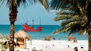 En la playa, camastros, sombrillas y toallas de playa 