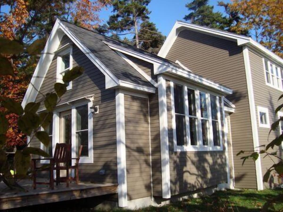 Peaks Cottage: Modern amenities, island charm, steps to shore