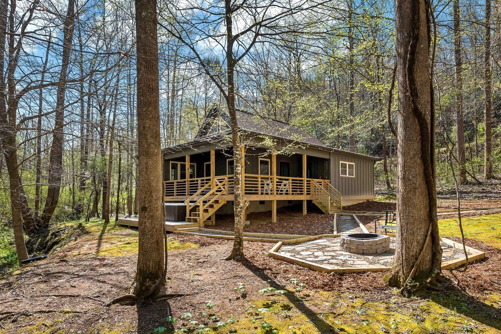 Creekside Cottage by Carolina Properties - Hot Tub, Creek, Private, Lake Access