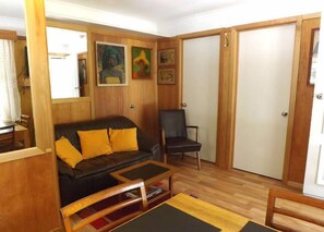 Flachbildfernseher, DVD-Player, Bücher, Videothek