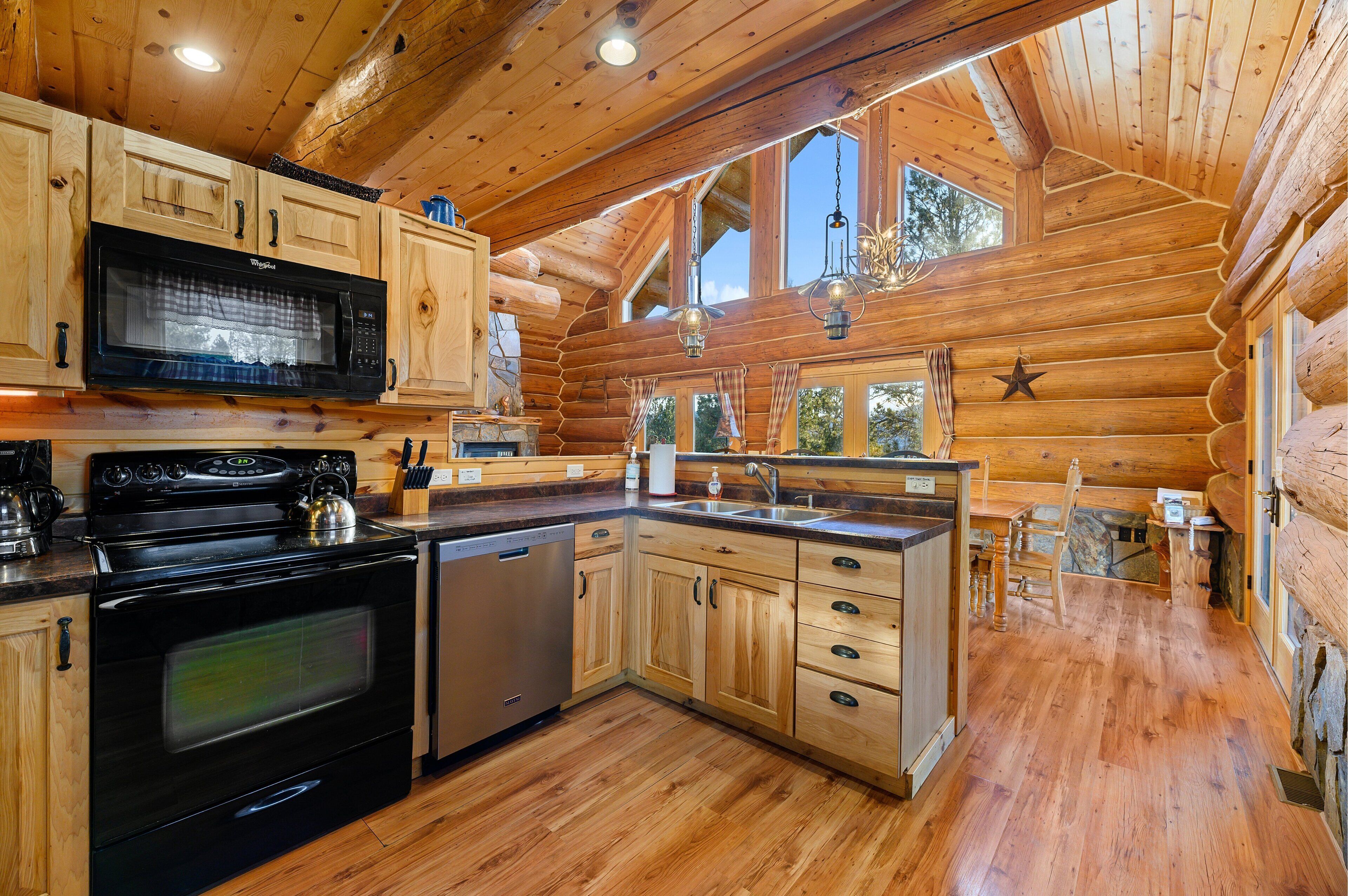 Hand-Hewn Log Cabin on 21 Secluded Acres. 1 Mile from Wind Cave NP