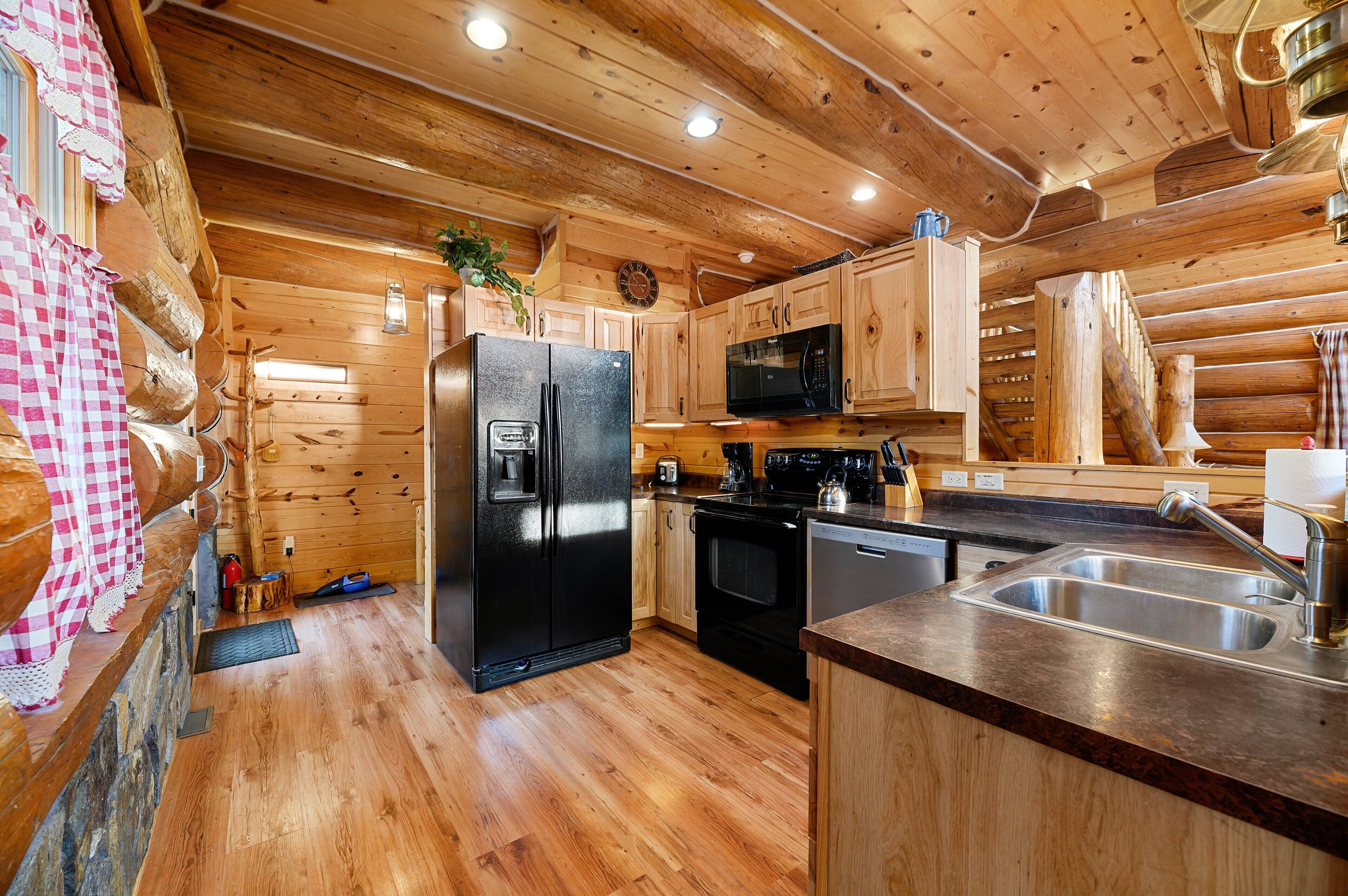 Hand-Hewn Log Cabin on 21 Secluded Acres. 1 Mile from Wind Cave NP