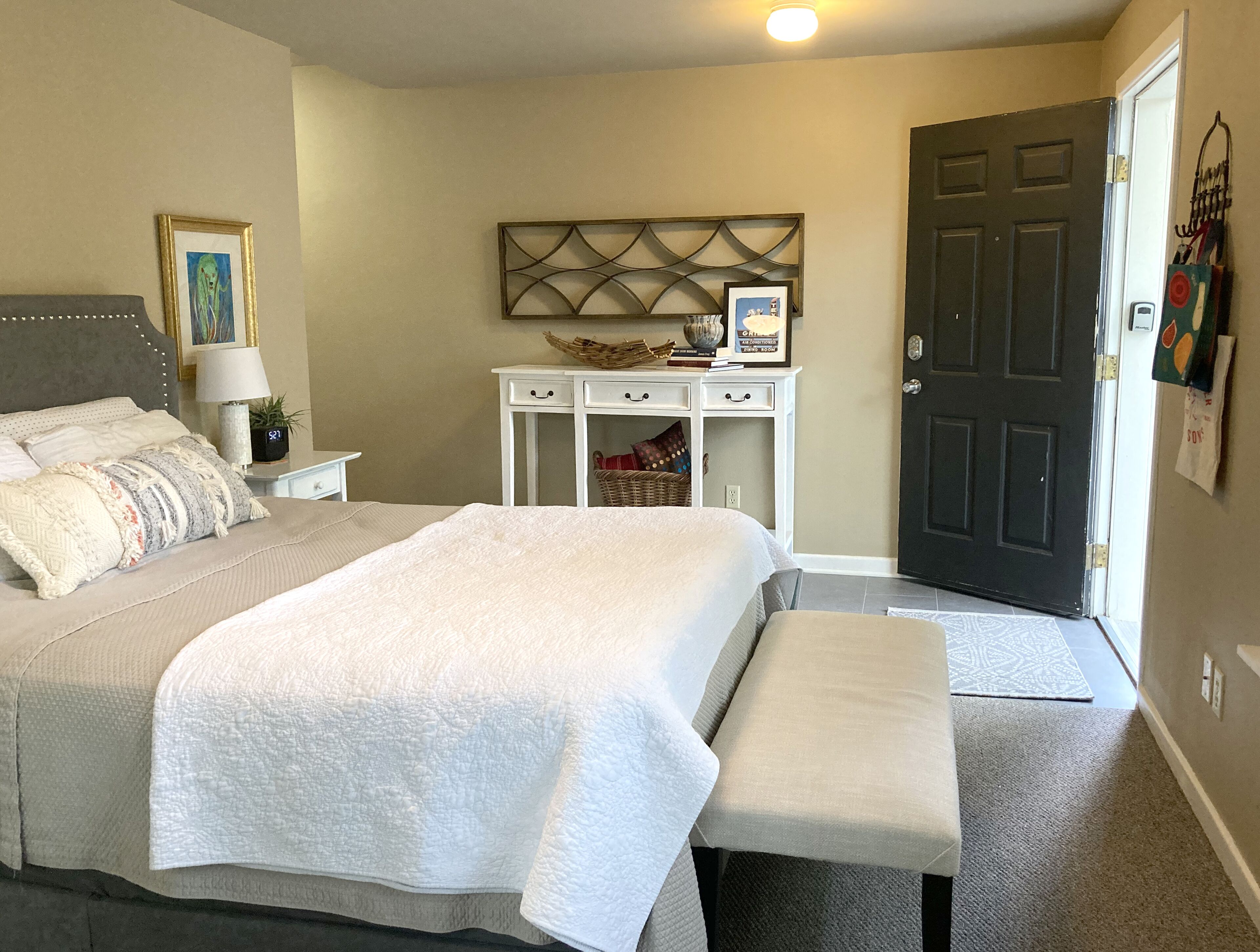 1 BD/1 BA Guest Room with Private Entrance, Downtown West