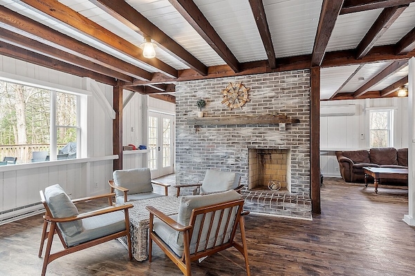 Een smart-tv, een open haard en boeken