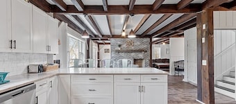 Kennebunkport Summer Rental walk to Dock Square! PET Friendly!