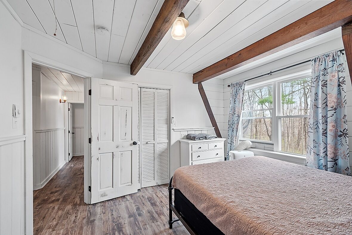 5 bedrooms, iron/ironing board, WiFi, bed sheets